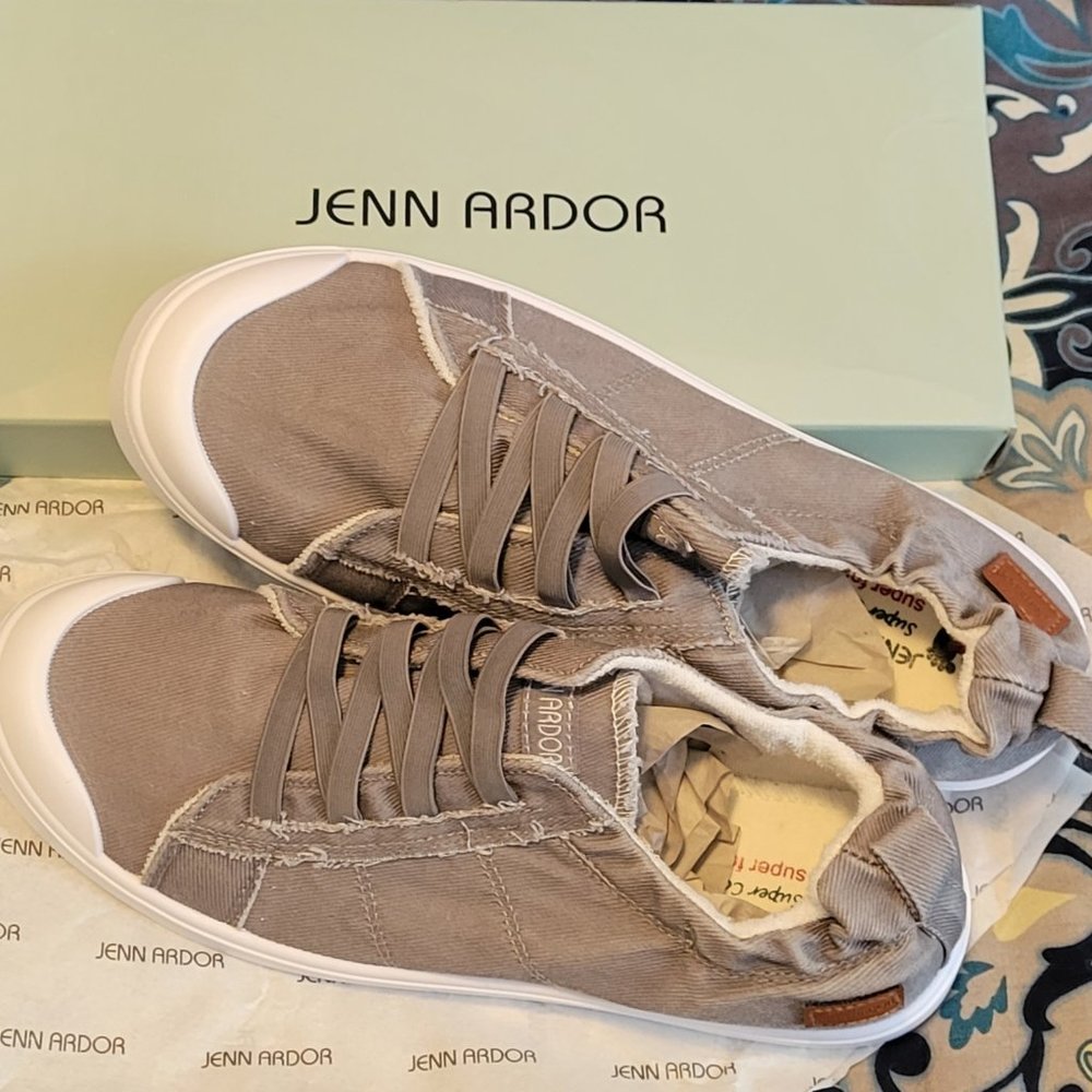 Brand NEW! Women's Jenn Ardor Slip-on Grey Loafer Shoes w/Round Toe (Size 9)